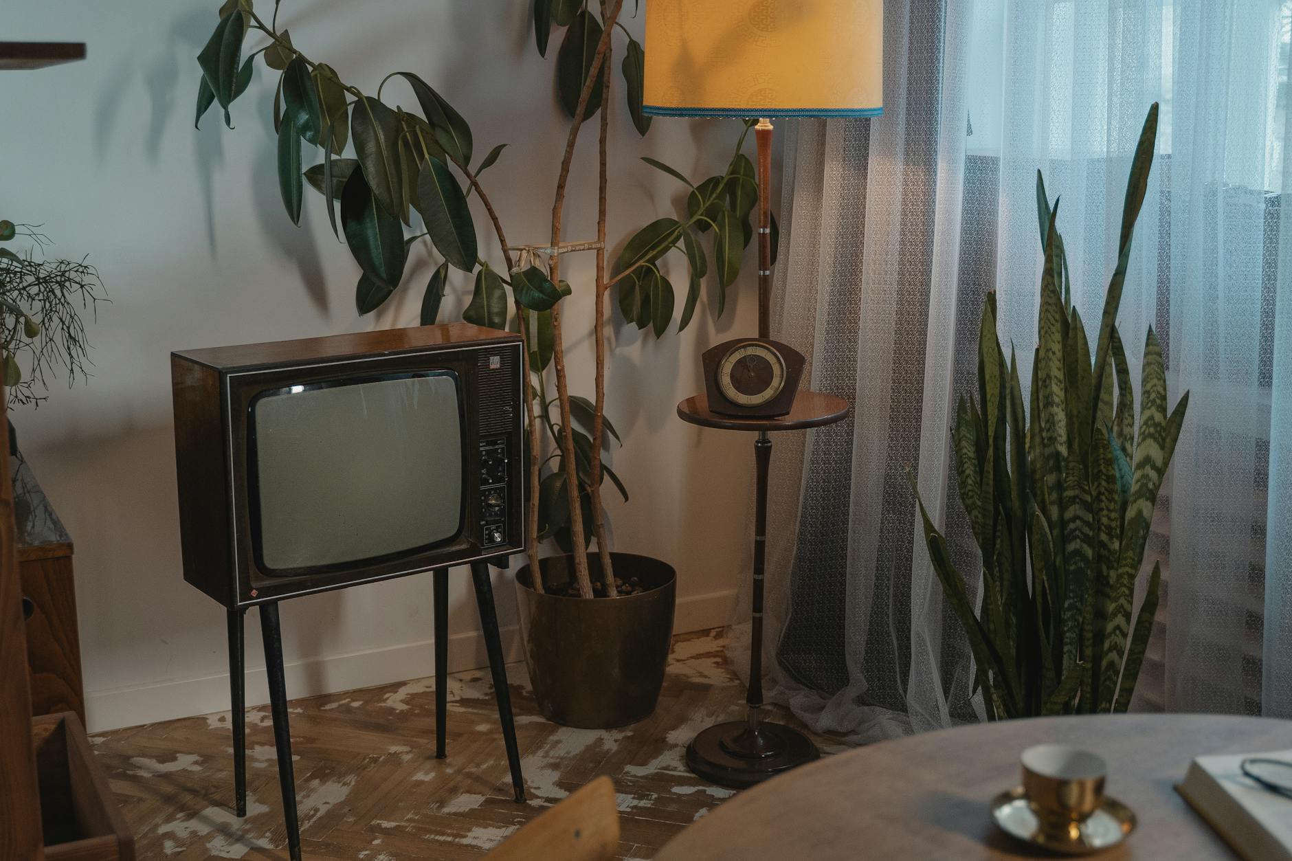 Samsung QLED 4K TV displaying IPTV channels, Smart IPTV app setup